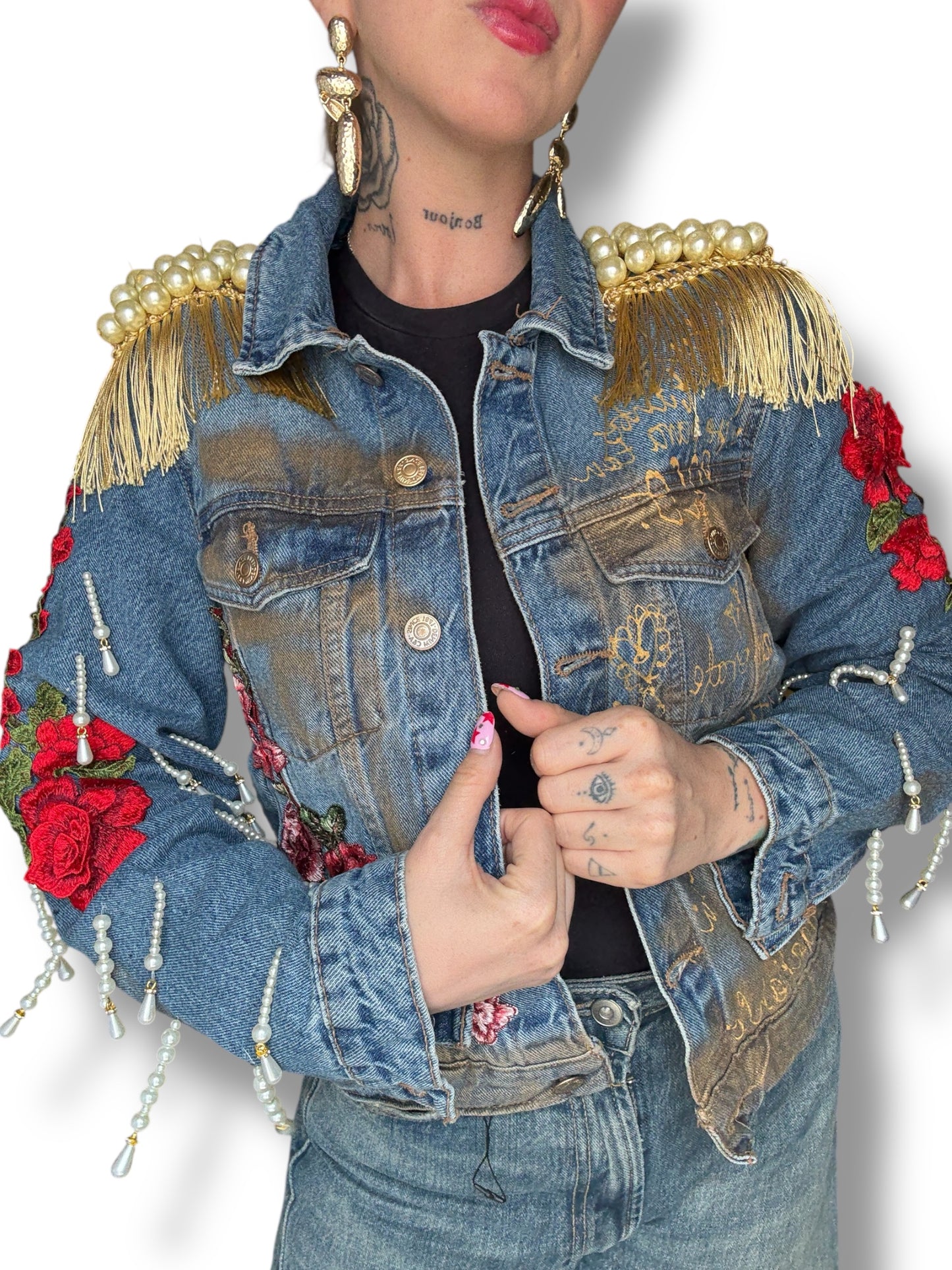 Chamarra Denim Frida – Pintada y Bordada a Mano (Pieza Única)