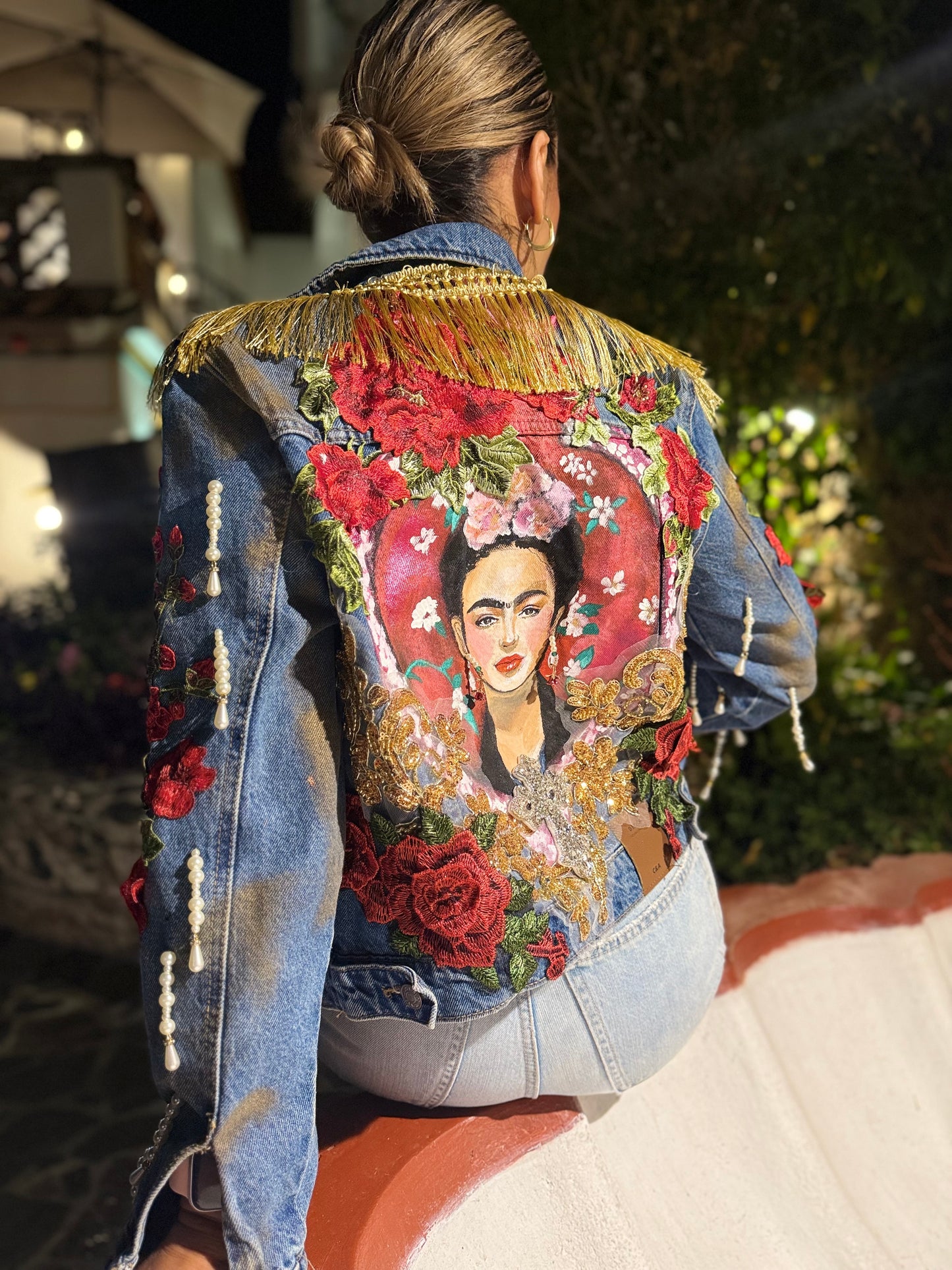 Chamarra Denim Frida – Pintada y Bordada a Mano (Pieza Única)