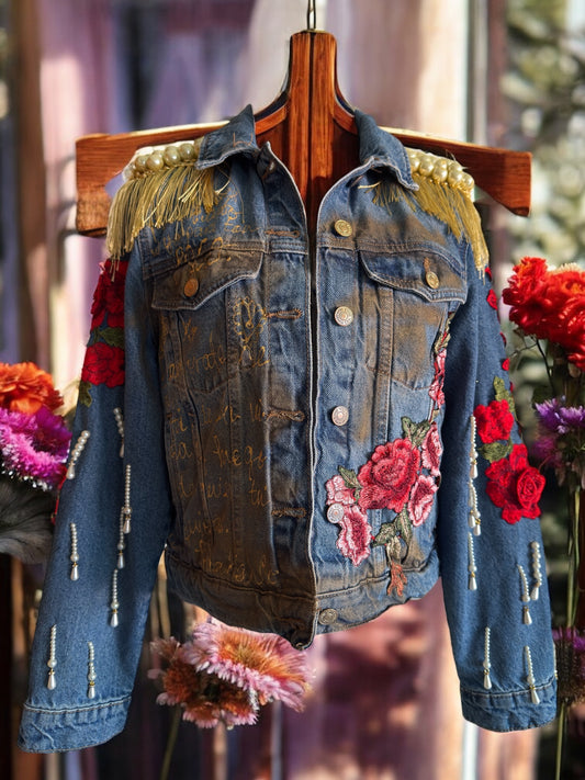 Chamarra Denim Frida – Pintada y Bordada a Mano (Pieza Única)