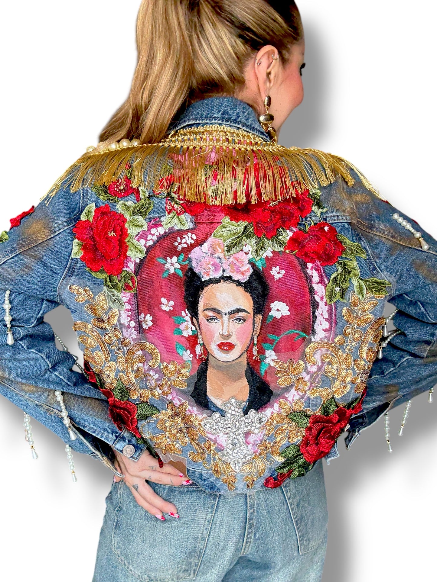 Chamarra Denim Frida – Pintada y Bordada a Mano (Pieza Única)
