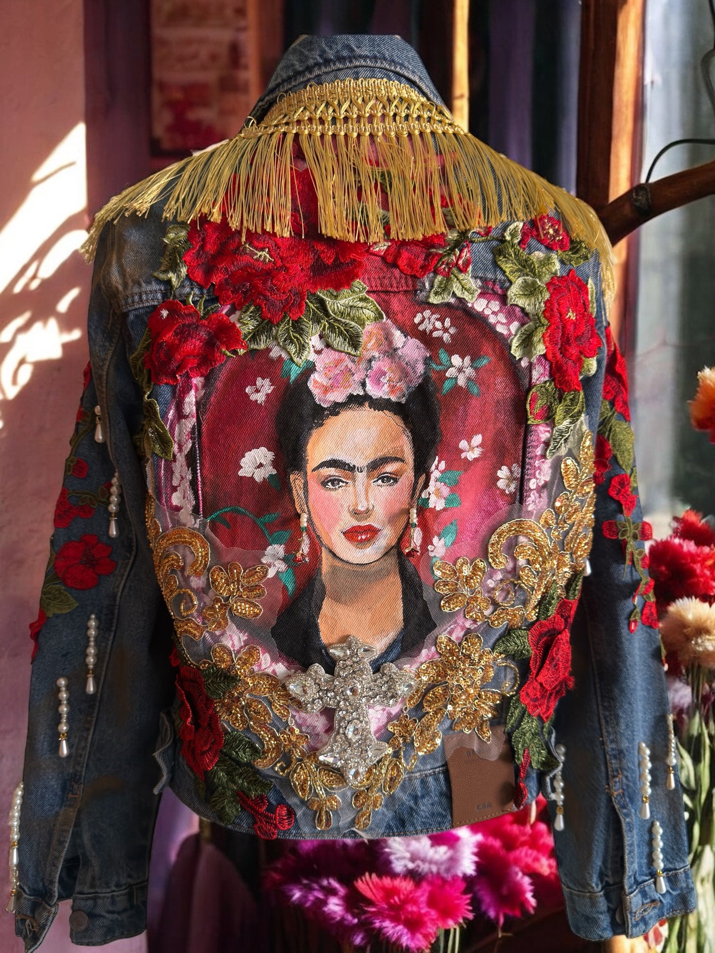Chamarra Denim Frida – Pintada y Bordada a Mano (Pieza Única)